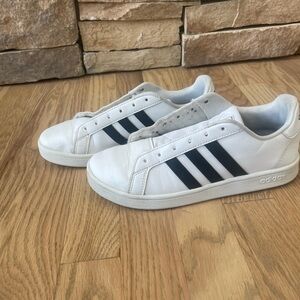 Adidas White and Black Sneakers HAS LACES (I just didn’t lace them)size 4